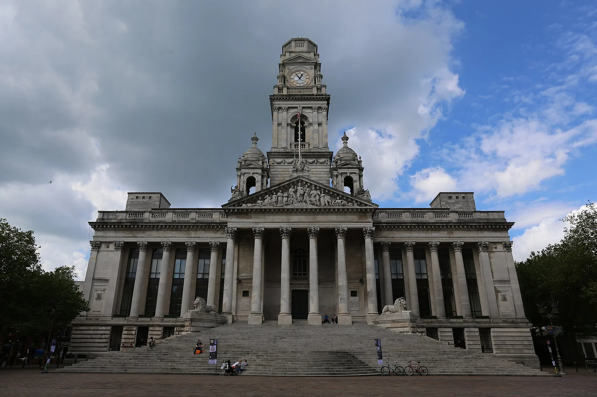 Portsmouth - Portsmouth Guildhall from the front